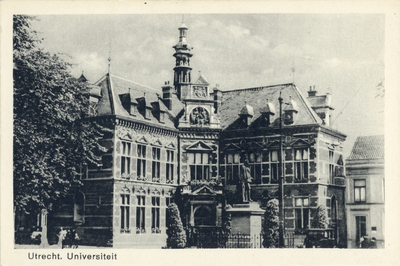 294 Gezicht op het Academiegebouw (Domplein 29) te Utrecht, met op de voorgrond het standbeeld Jan van Nassau (Domplein).